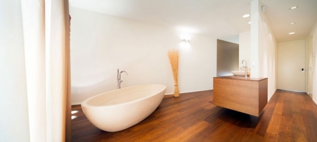 salle-bain moderne-sol-bois-baignoire-ovale-meuble-suspendu