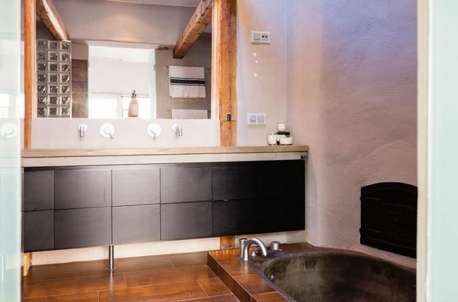 salle de bain moderne solives-bois-baignoire-encastrée-sol