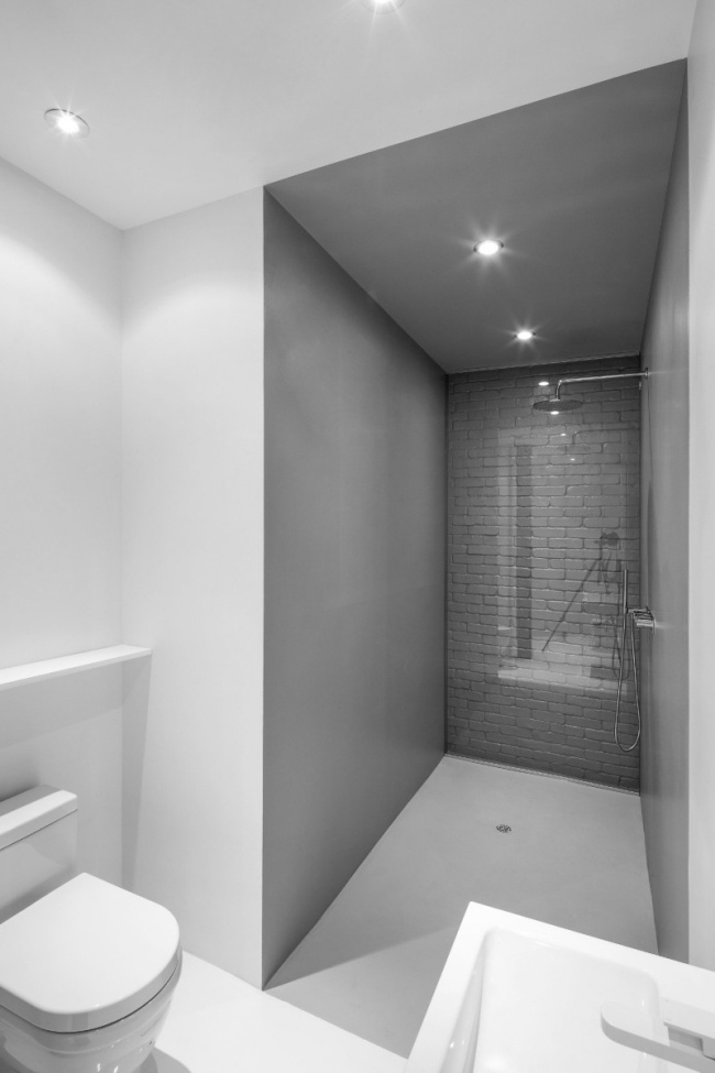 salle-bain-wc-blanche-grise-mur-briques-grises-douche