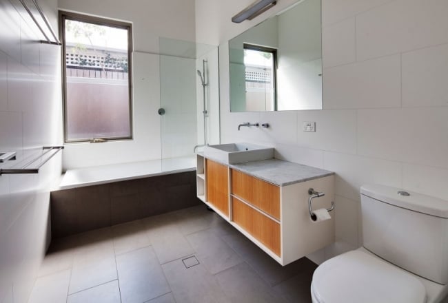 salle-bain-wc-carrelage-blanc-grand-format-meuble-suspendu