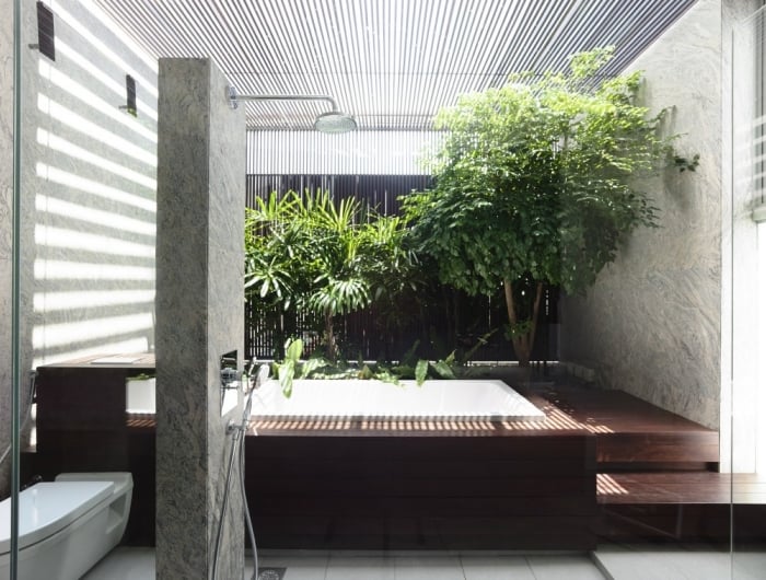 salle-bain-zen-inspirée-nature-douche-lumière-naturelle