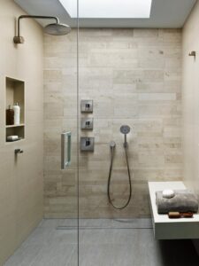 salle-bains-design-douche-italienne-carrealge-beige-banc-niche-rangement
