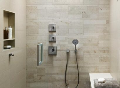 salle-bains-design-douche-italienne-carrealge-beige-banc-niche-rangement