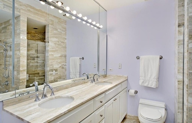 salle-bains-peinture-murale-blanche-nuances-violet-revetement-murale-marbre