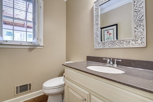 salle-bains-peinture-murale-couleur-beige-miroir-rectangulaire