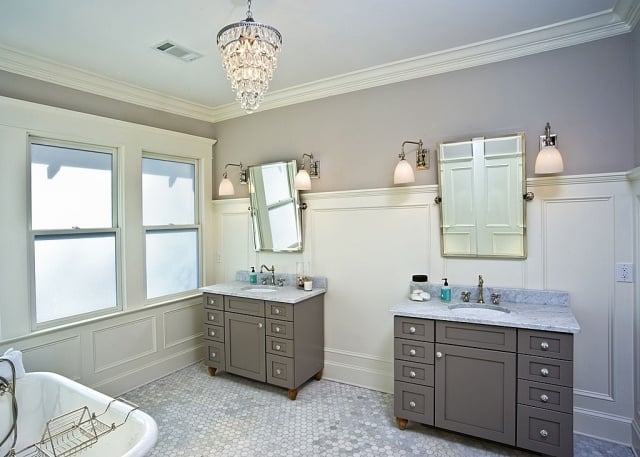 salle-bains-peinture-murale-couleur-grise-miroirs-lustre-luxe