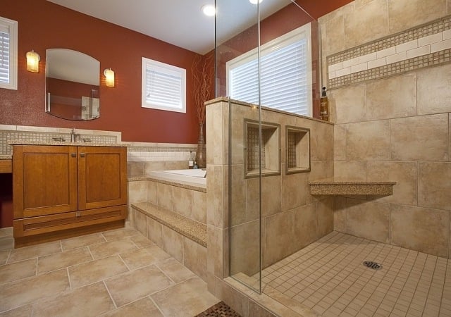 salle-bains-peinture-murale-couleur-marron-douche-italienne-miroir
