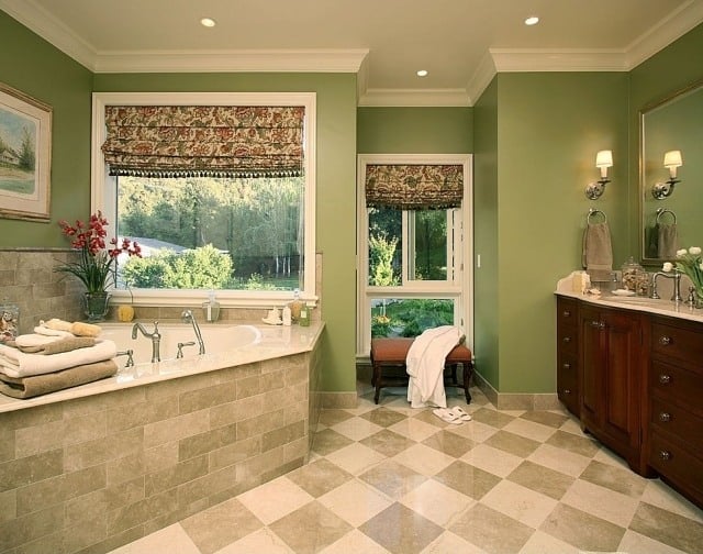 salle-bains-peinture-murale-couleur-verte-baignoire-spots-encastres-plafond