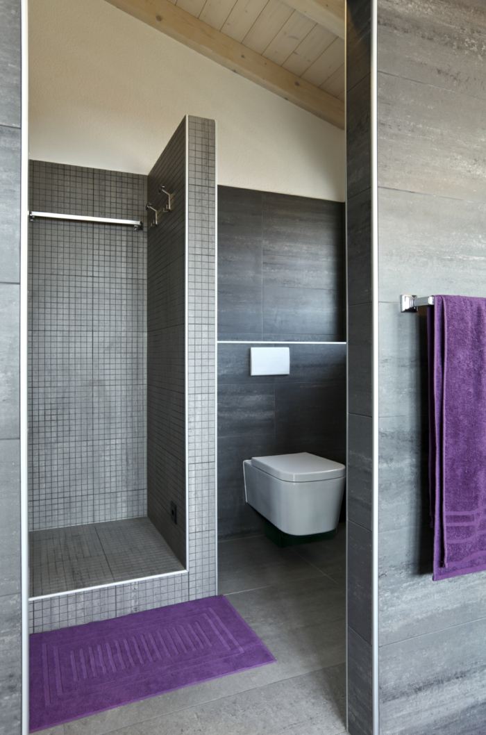 salle-de-bains-design-douche-italienne-revetement-mural-mosaique-toilettes