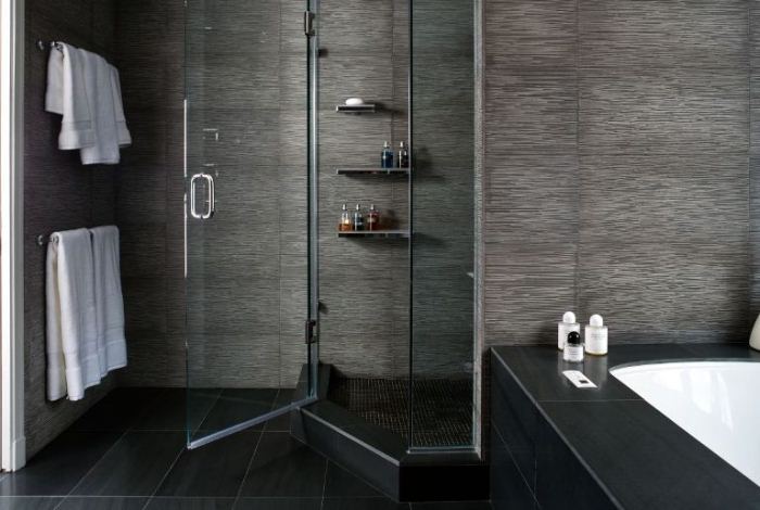 salle-de-bains-design-douche-italienne-revetement-sol-carrelage-noir
