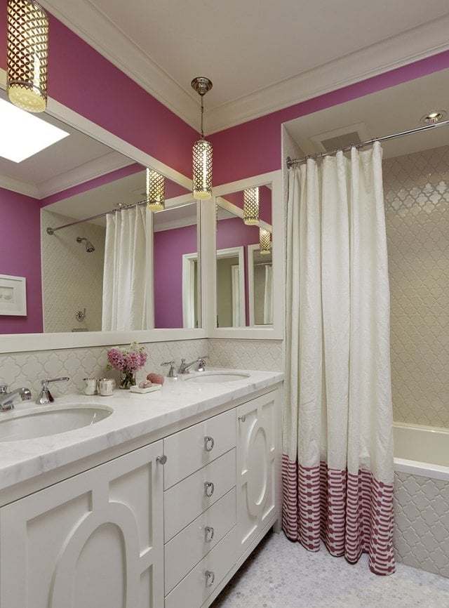 salle-de-bains-peinture-murale-couleur--violette-plafond-blanc-rideau-baignoire