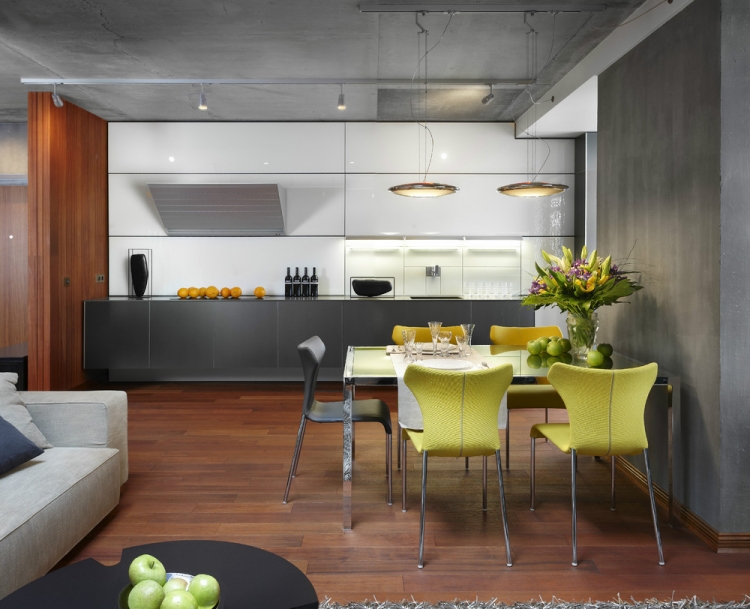 salle-manger-moderne-2015-chaises-jaunes-suspensions-cuisine