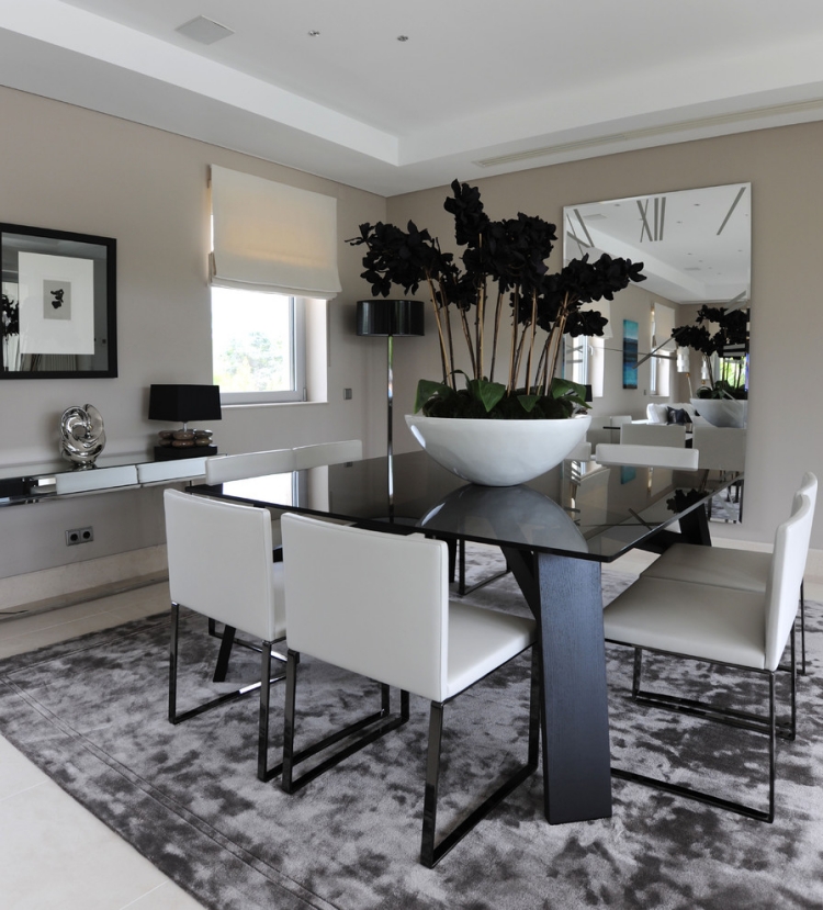 salle-manger-moderne-2015-pot-blanc-grand-table-noire-chaises-blanches