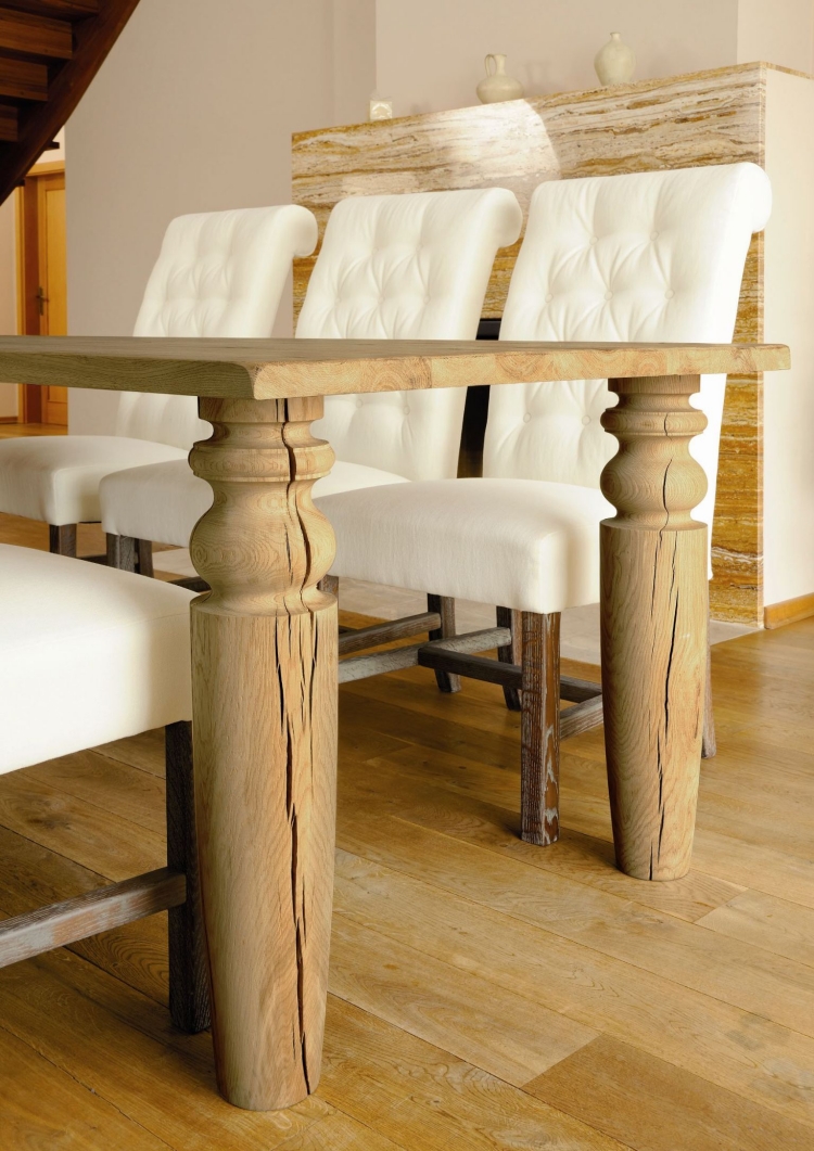 salle-manger-moderne-2015-table-bois-massif-chaises-tapissées