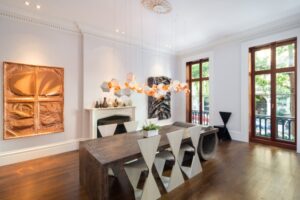 salle-manger-moderne-2015-table-bois-massif-suspension-chaises-design