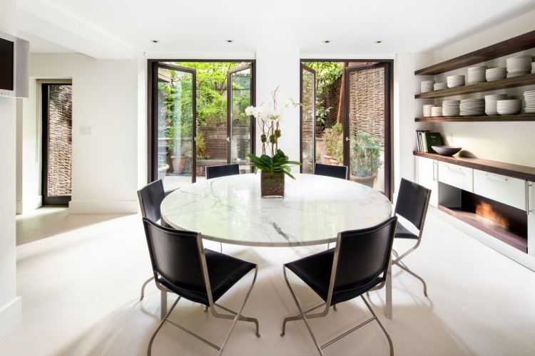 salle-manger-moderne-2015-table-ronde-marbre-cheminée-orchidée