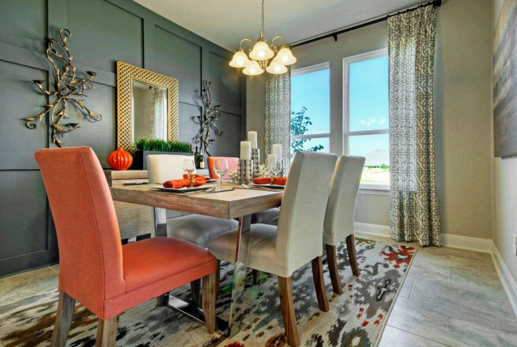 salle-manger-moderne-2015-tapis-lustre-miroir-rideaux-chaises salle à manger moderne