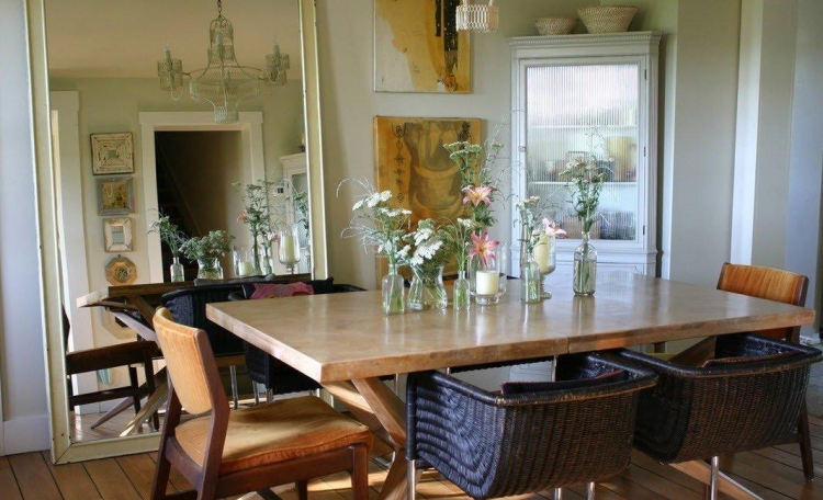 salle-manger-moderne-table-bois-chaises-rotin