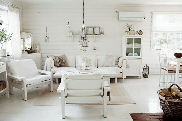 salon-contemporain-murs-meubles-blanc-rustique-chic