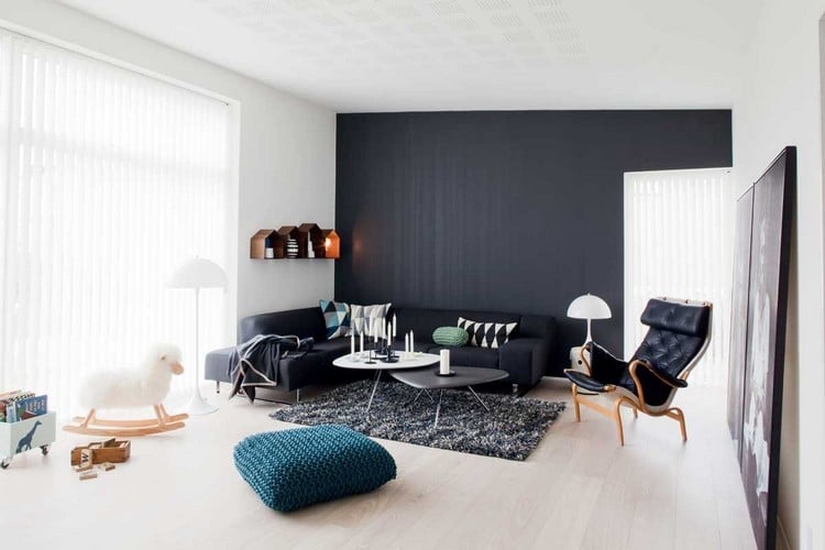 salon contemporain -peinture-ardoise-canape-angle-noir-tapis-shaggy-gris-table-basse-triangulaire
