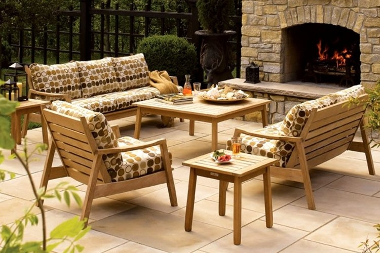 salon de jardin teck coussins pois terrasse cheminée pierre