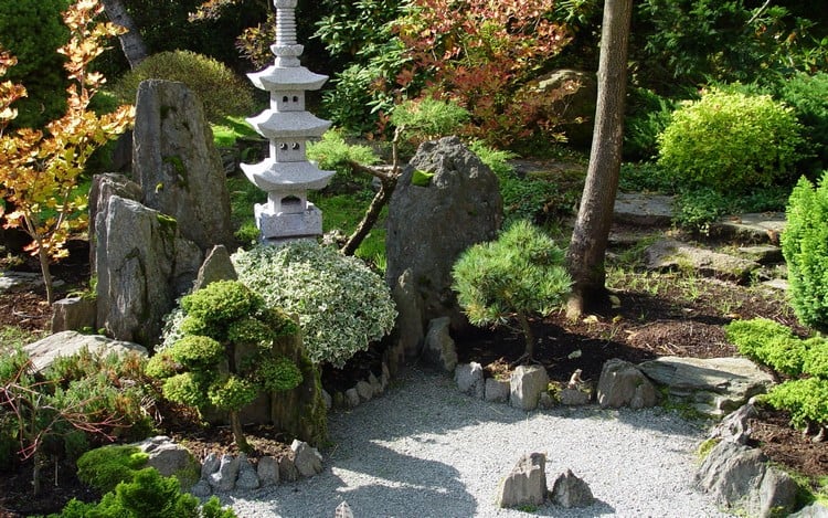 sculpture-contemporaine-jardin-japonais-végétation-opulente-gravier-galets