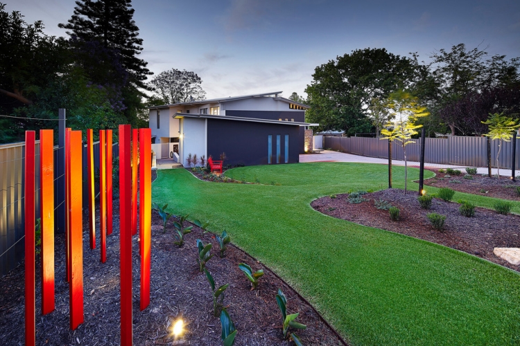 sculpture-contemporaine-jardin-moderne-poteaux-rouges