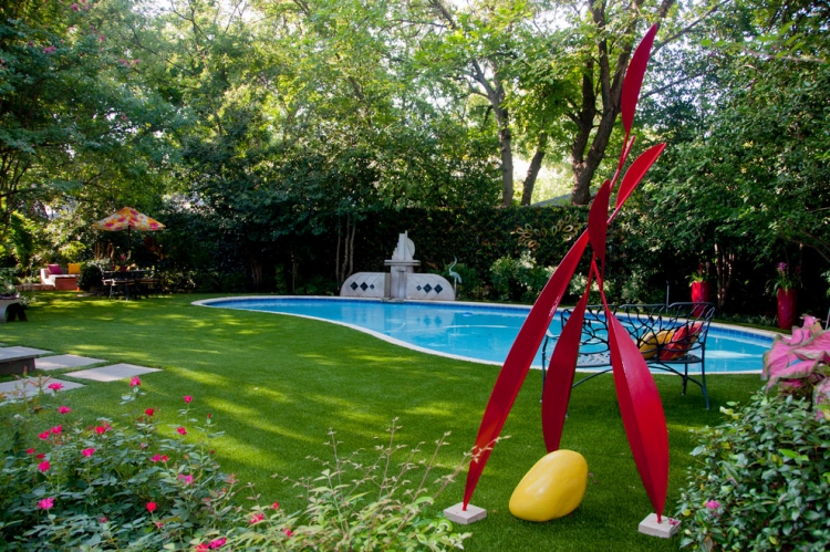 sculpture-contemporaine-métal-rouge-contraster-verdure-jardin