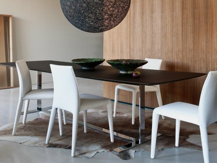 table-bois-massif-EILEEN-BB-Italia-pieds-métalliques-chaises-blanches