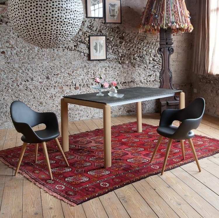 table-bois-massif-MATCH-DOMITALIA-chaises-bois-tapis-rouge