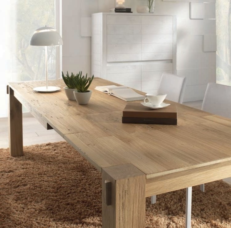 table-bois-massif-STORIA-Domus-Arte-extensible-chaises-blanches-lampe