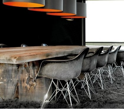 table-bois-massif-UNIQ-Thors-Design-rusique-chaises-noires