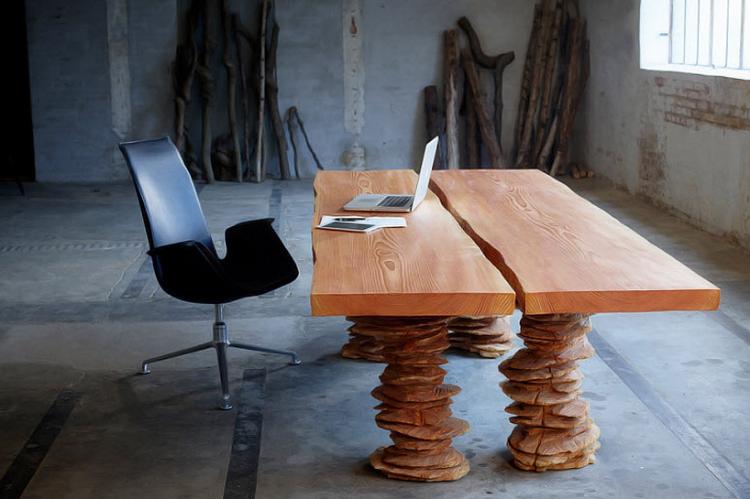 table-bois-massif-forme-rectangulaire-fauteuil-métal-cuir-noir