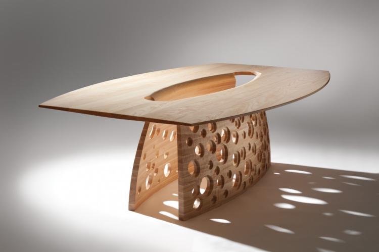 table-bois-massif-john-lee-forme-asymétrique-pied-original