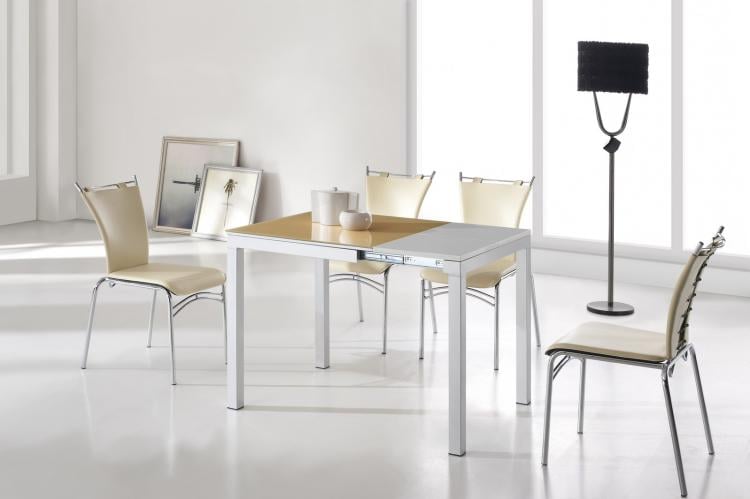 table-chaises-design-cuir-beige-blanc-laqué-lampadaire