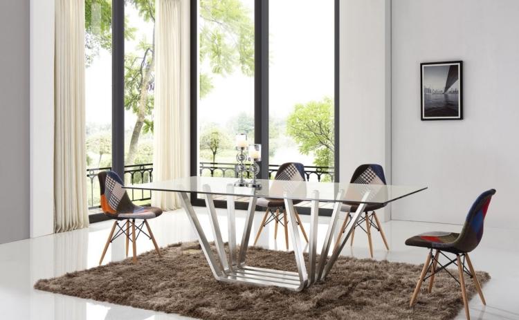 table-chaises-structure-bois-métal-tapis-shaggy-marron