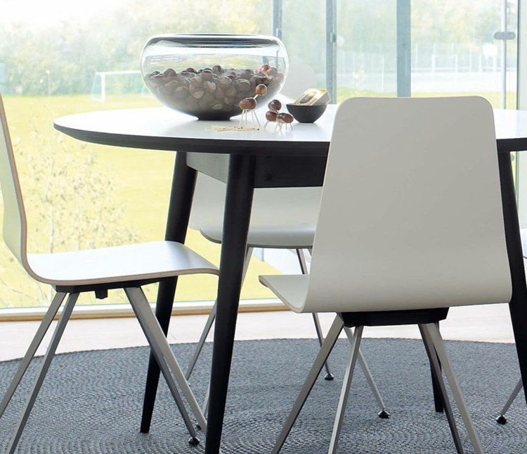 table et chaises salle-manger-forme-ovale-deco-marrons