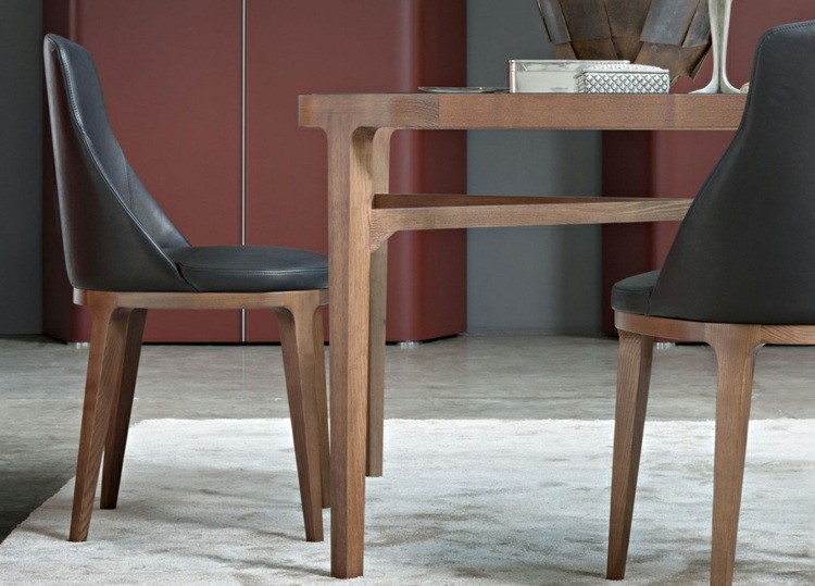 table-et-chaises-salle-manger-materiau-bois-cuir