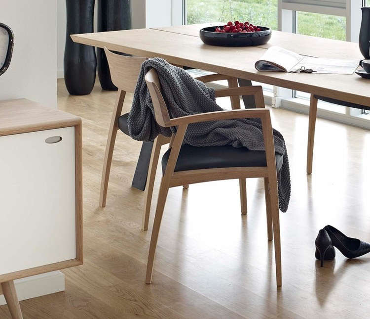 table-et-chaises-salle-manger-materiau-bois-revetement-sol