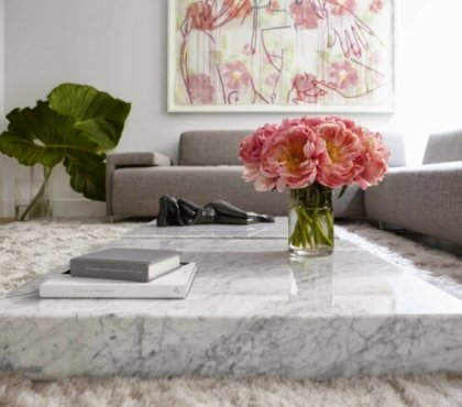 table-marbre-basse-sol-motifs-fleurs-canapé-gris