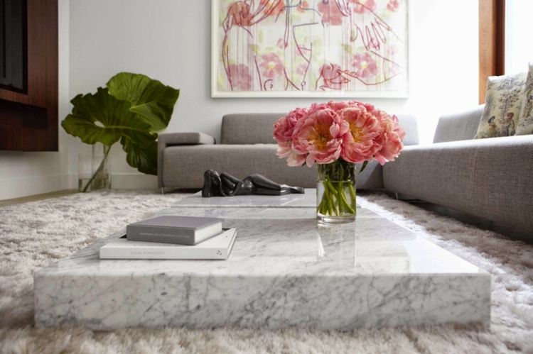 table-marbre-basse-sol-motifs-fleurs-canapé-gris