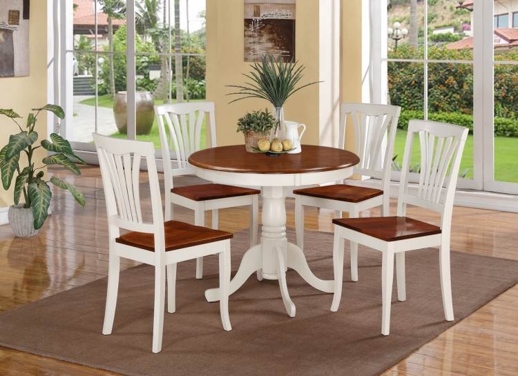 table-ronde-bois-chaises-tapis-rectangulaire-revetement-sol-planche