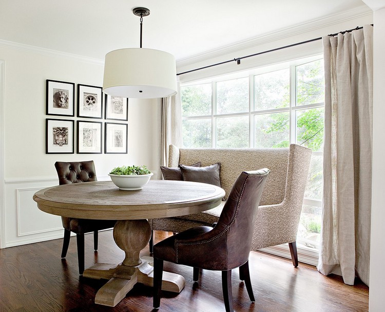 table-ronde-bois-fauteuils-cuir-marron-lampe-plafond