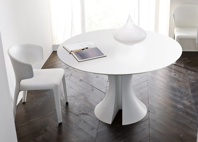 table ronde couleur-bois-chaise-revetement-sol-parquet