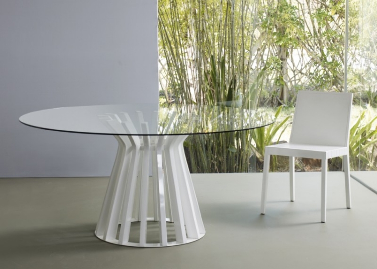 table-ronde-plateau-verre-chaise-blanc