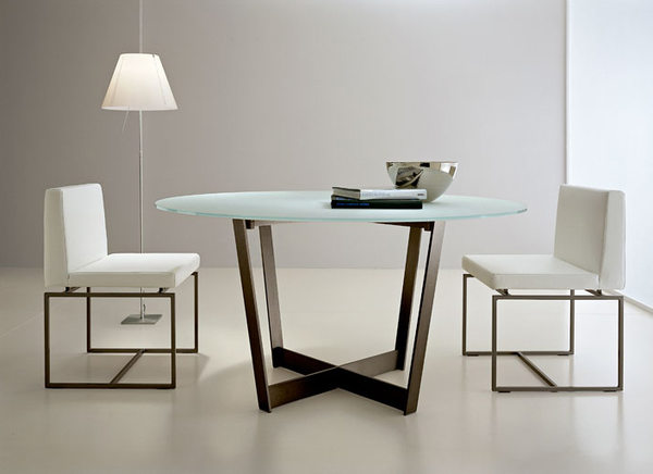 table-ronde-verre-chaises-blanches-plateau-verre