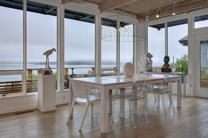 table-salle-manger-blanche-chaises-Médaillon-suspension-filigrane
