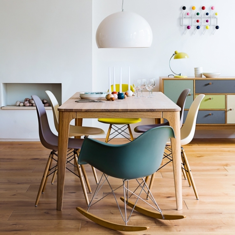 table-salle-manger-scandinave-chaises-traîneau-multicolores