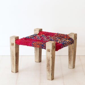tabouret-bas-tissé-DIY-vue-près-corde-rouge-accents-bleus