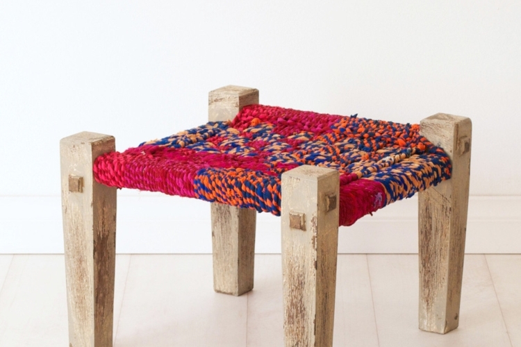 tabouret-bas-tissé-DIY-vue-près-corde-rouge-accents-bleus
